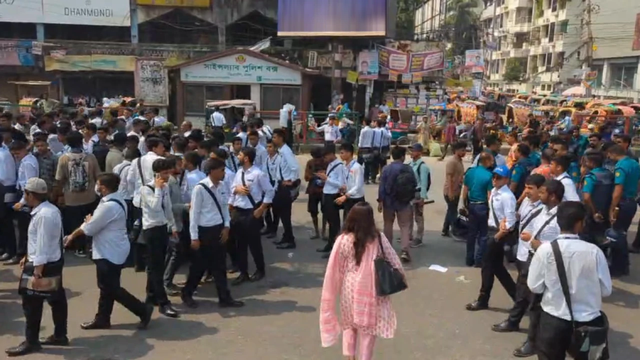 ফের সায়েন্সল্যাব মোড়ে ঢাকা কলেজ শিক্ষার্থীদের অবরোধ