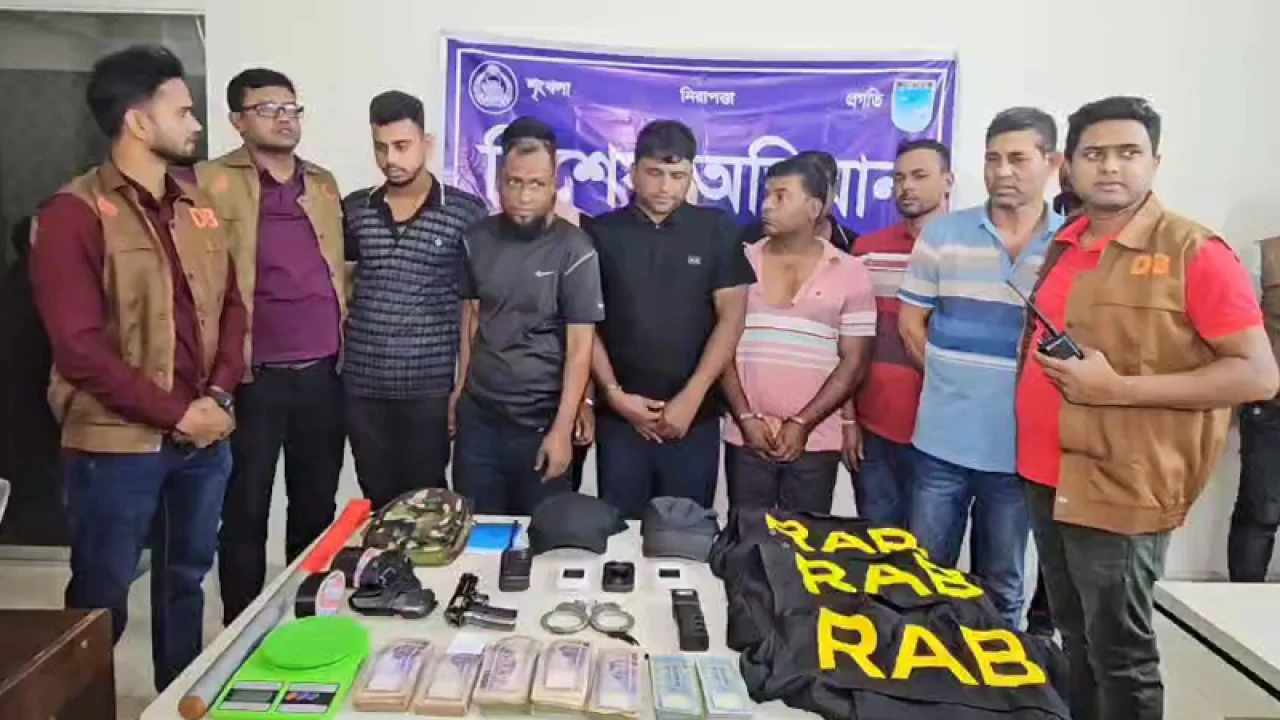 লুন্ঠিত ৫ লাখ টাকাসহ ৯ ডাকাত গ্রেপ্তার