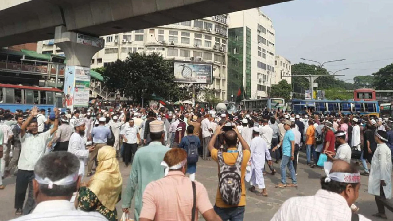 ব্যারিকেড ভেঙে শাহবাগে অবস্থান শিক্ষকদের, যান চলাচল বন্ধ