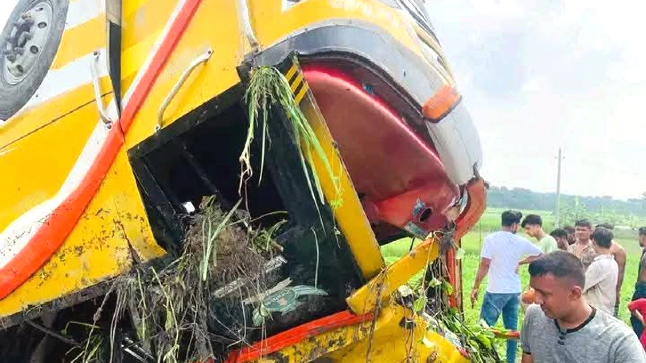 পুলিশ কর্মকর্তার সামনেই সড়কে প্রাণ গেল স্ত্রীর