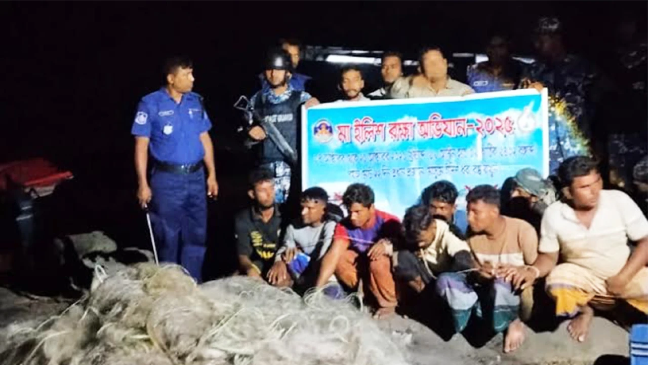 পদ্মায় ইলিশ ধরায় ১৯ জেলের কারাদণ্ড