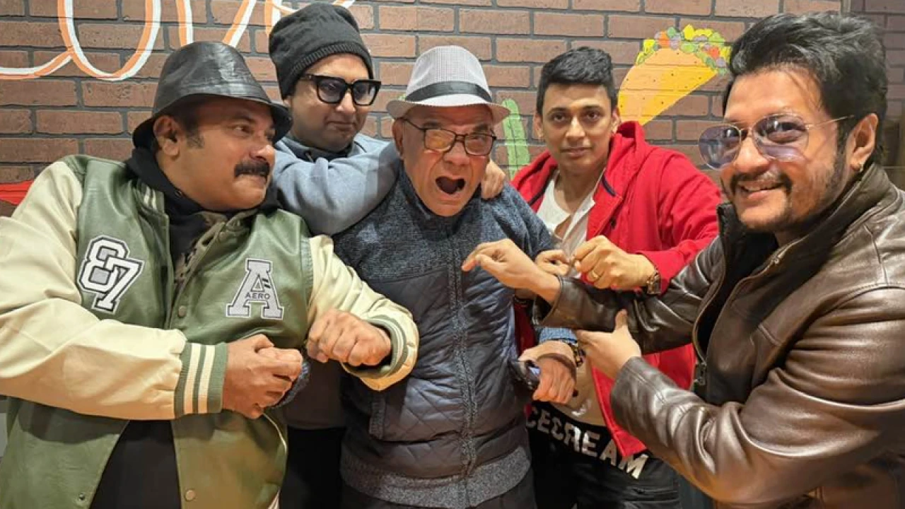 যুক্তরাষ্ট্রে ভিলেনকে জাপটে ধরলেন চার নায়ক!