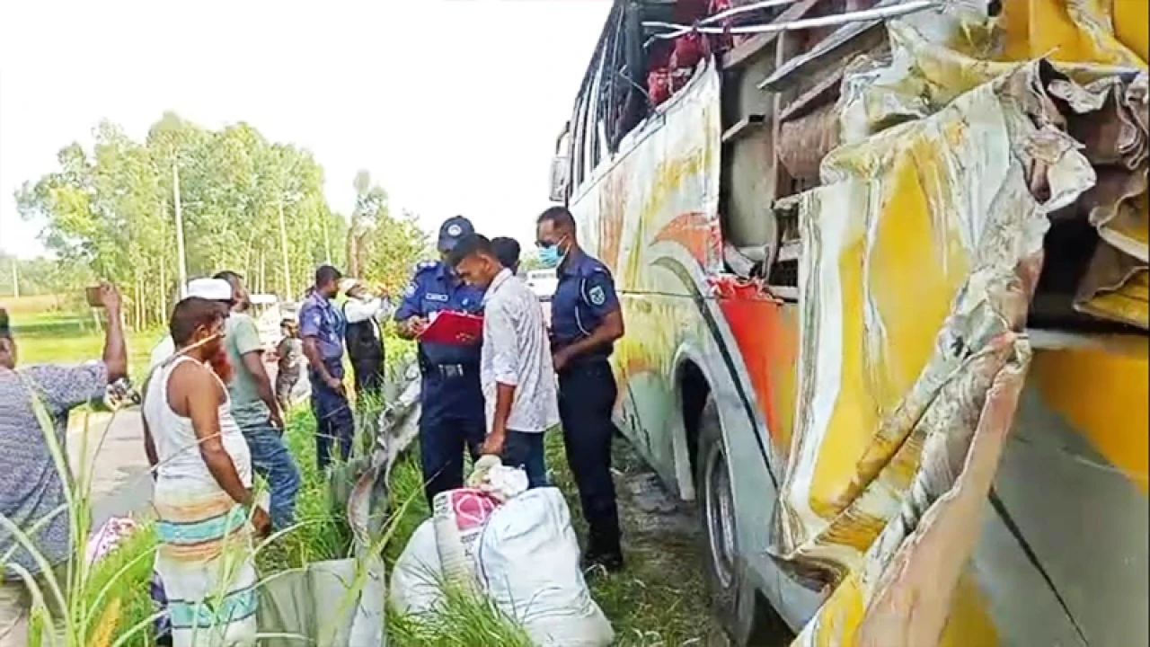 টাঙ্গাইলে বাস-ট্রাক সংঘর্ষে নারীসহ তিনজন নিহত, আহত ১২