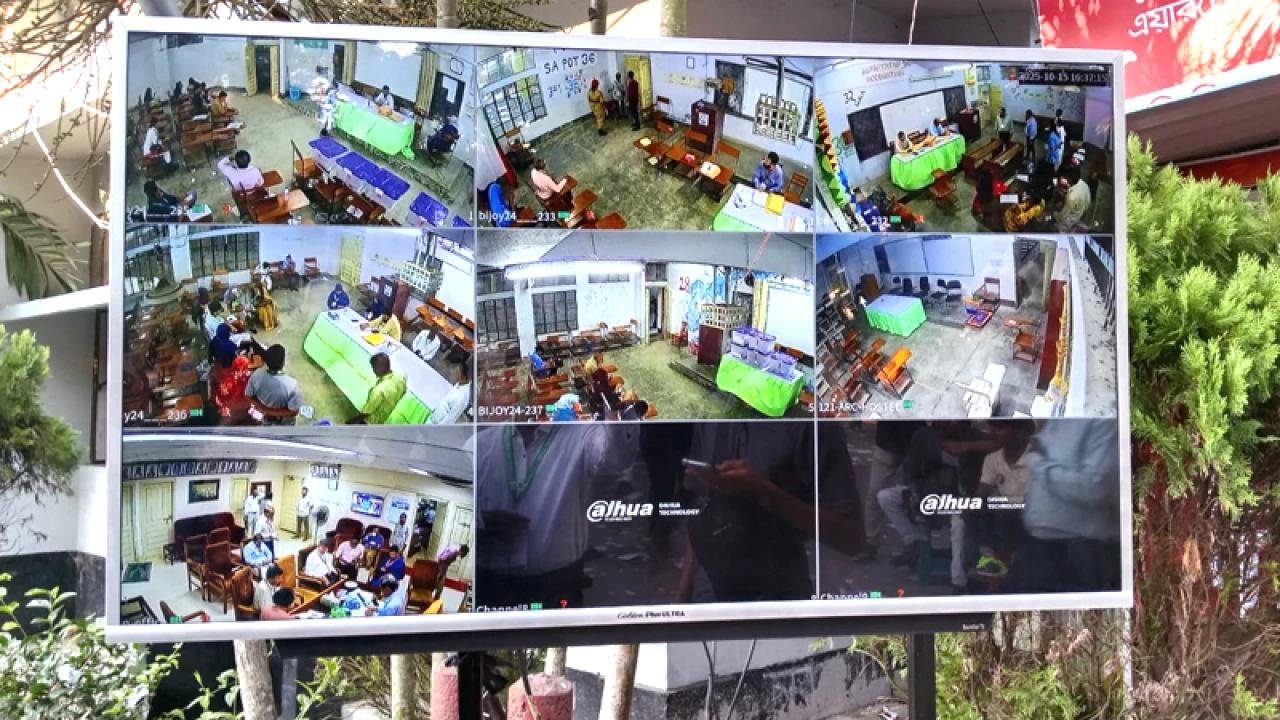 ১৪টি এলইডি স্ক্রিনে দেখানো হচ্ছে ভোট গণনা