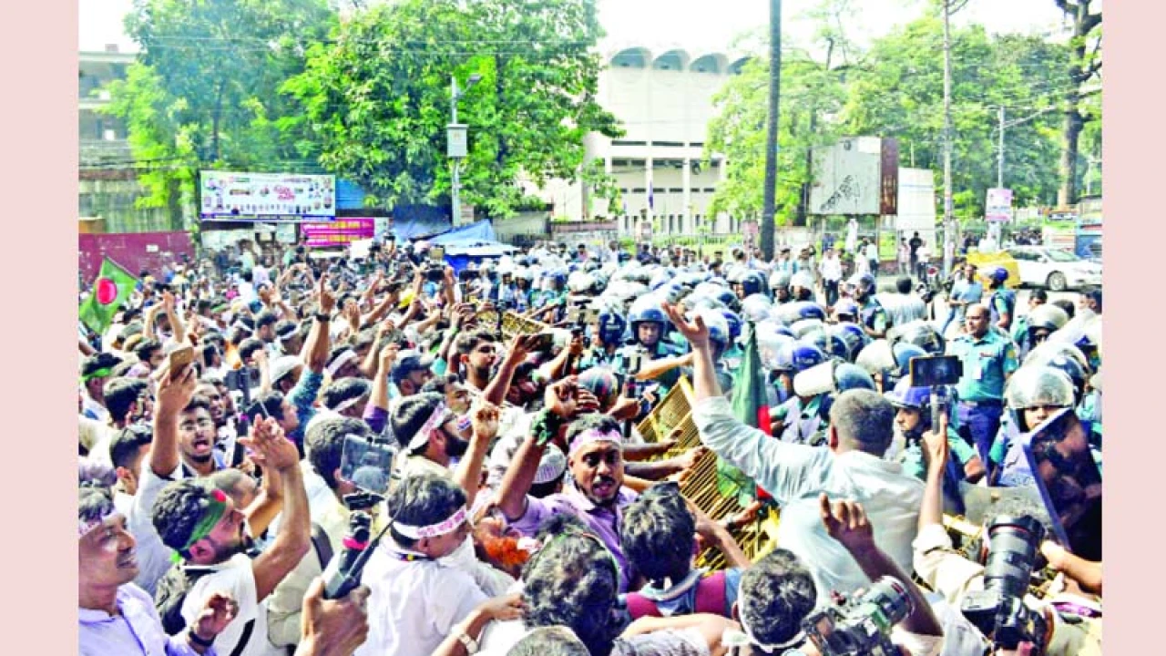 আন্দোলনরত শিক্ষকদের ‘লংমার্চ টু যমুনা’ আজ