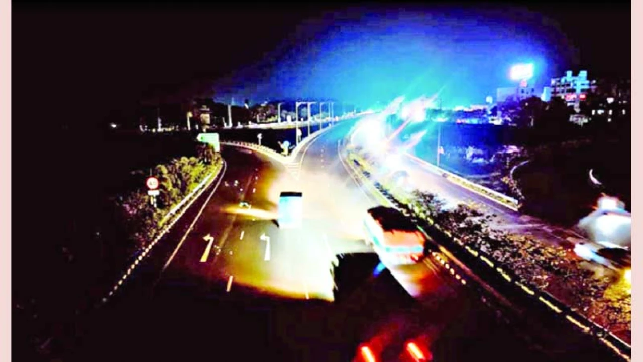 এক্সপ্রেসওয়ের ভাঙ্গা গোলচত্বর ফের অন্ধকার হয়ে পড়েছে