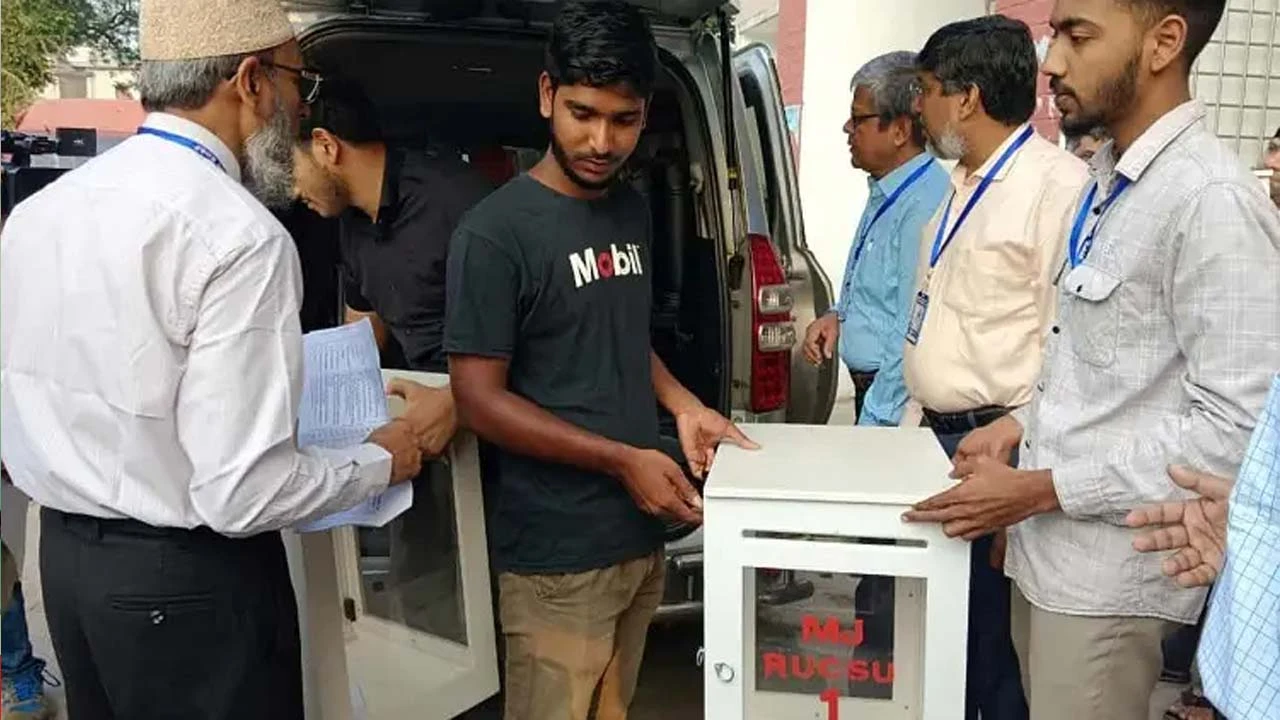 রাকসু নির্বাচনের ভোটগ্রহণে কেন্দ্রে যাচ্ছে ব্যালট বাক্স