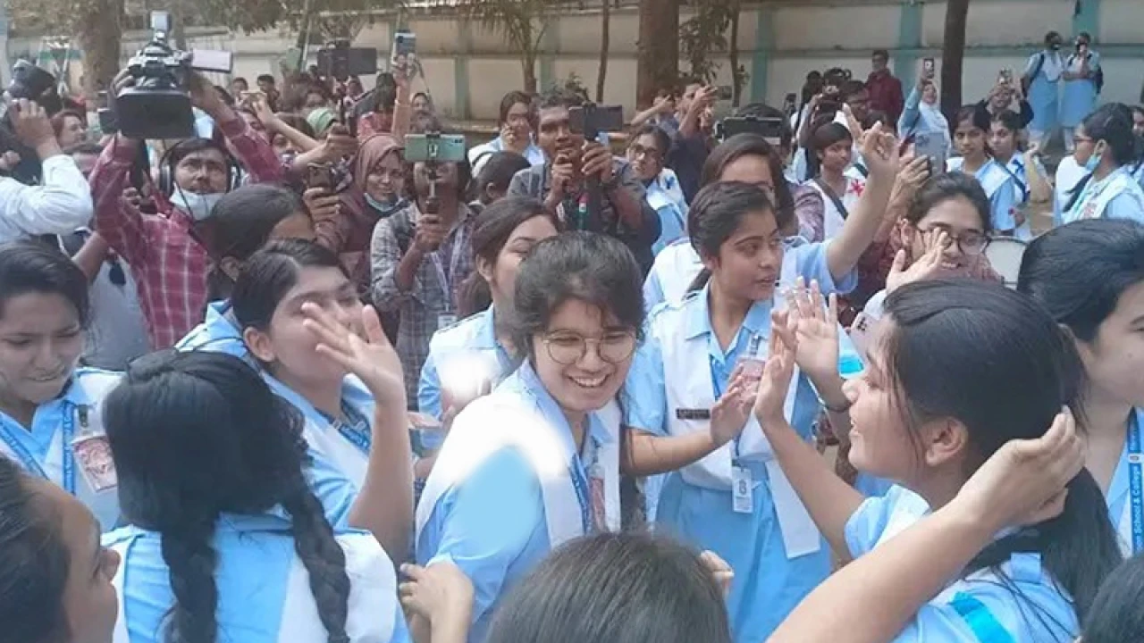 এবার জিপিএ-৫ নেমেছে অর্ধেকেরও নিচে 