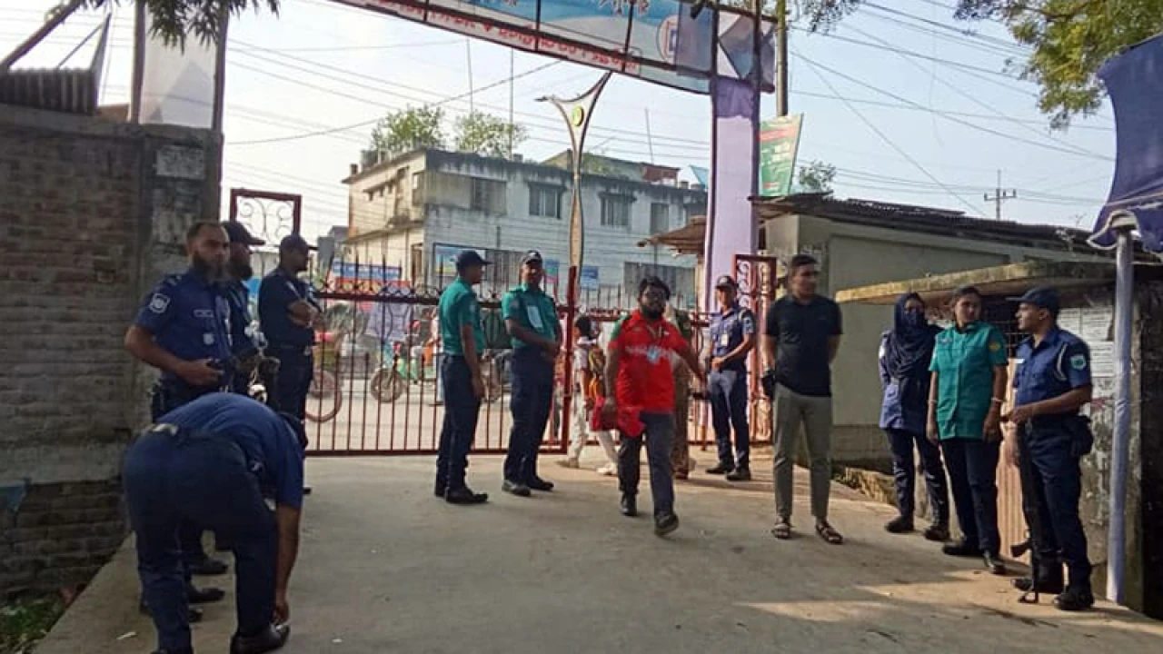 রাবির ৬ প্রবেশপথে কঠোর নিরাপত্তা, ঢুকতে পারছে না বহিরাগত