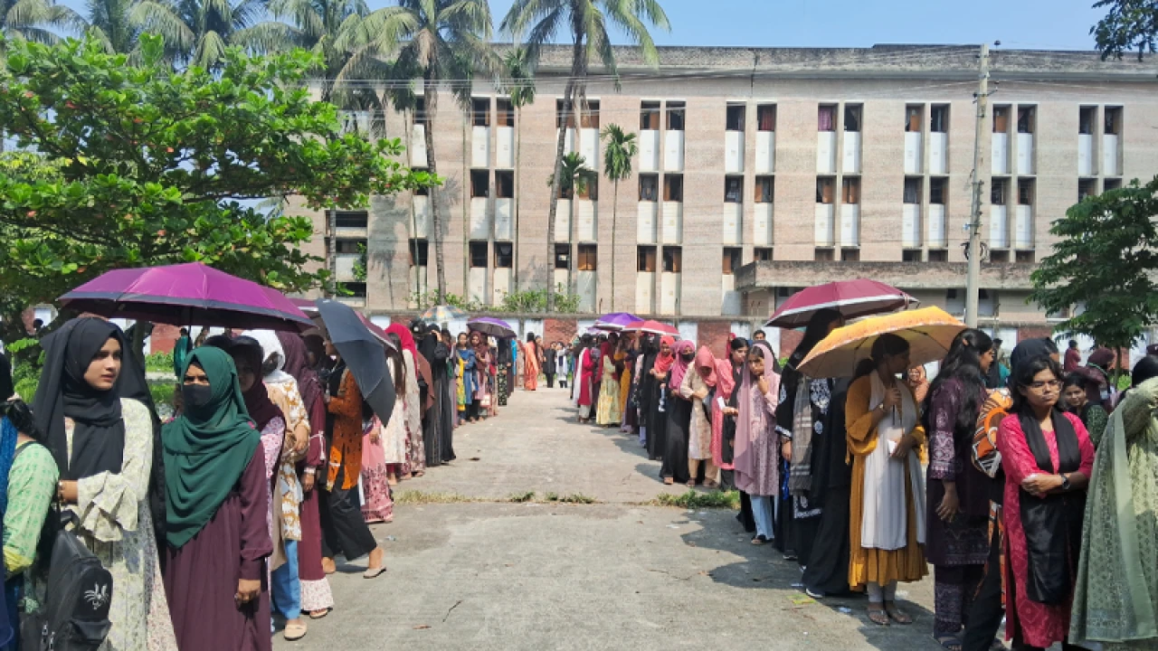 উৎসবমুখর পরিবেশে চলছে রাকসু নির্বাচন