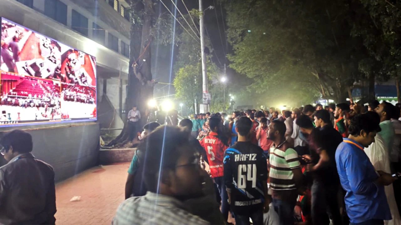 রাকসুর ভোট গণনা দেখানো হচ্ছে এলইডি স্ক্রিনে