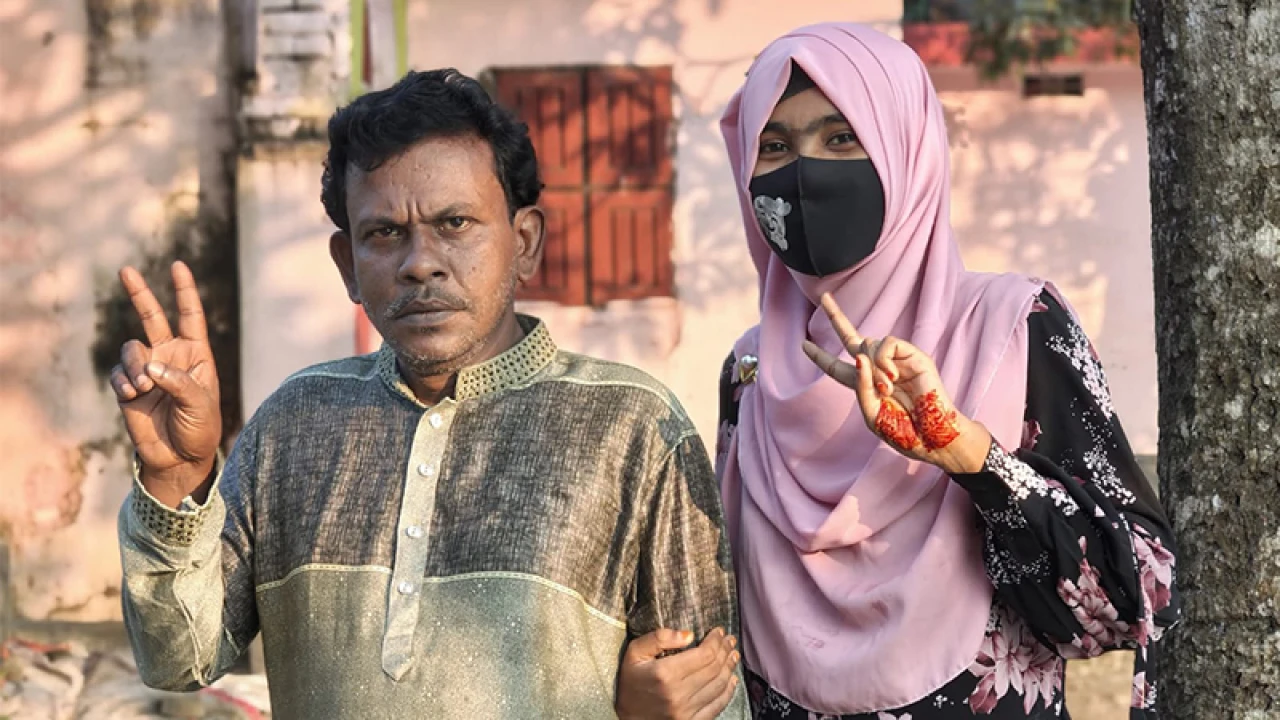 একসঙ্গে এইচএসসি পাস, মেয়ের চেয়ে এগিয়ে বাবা