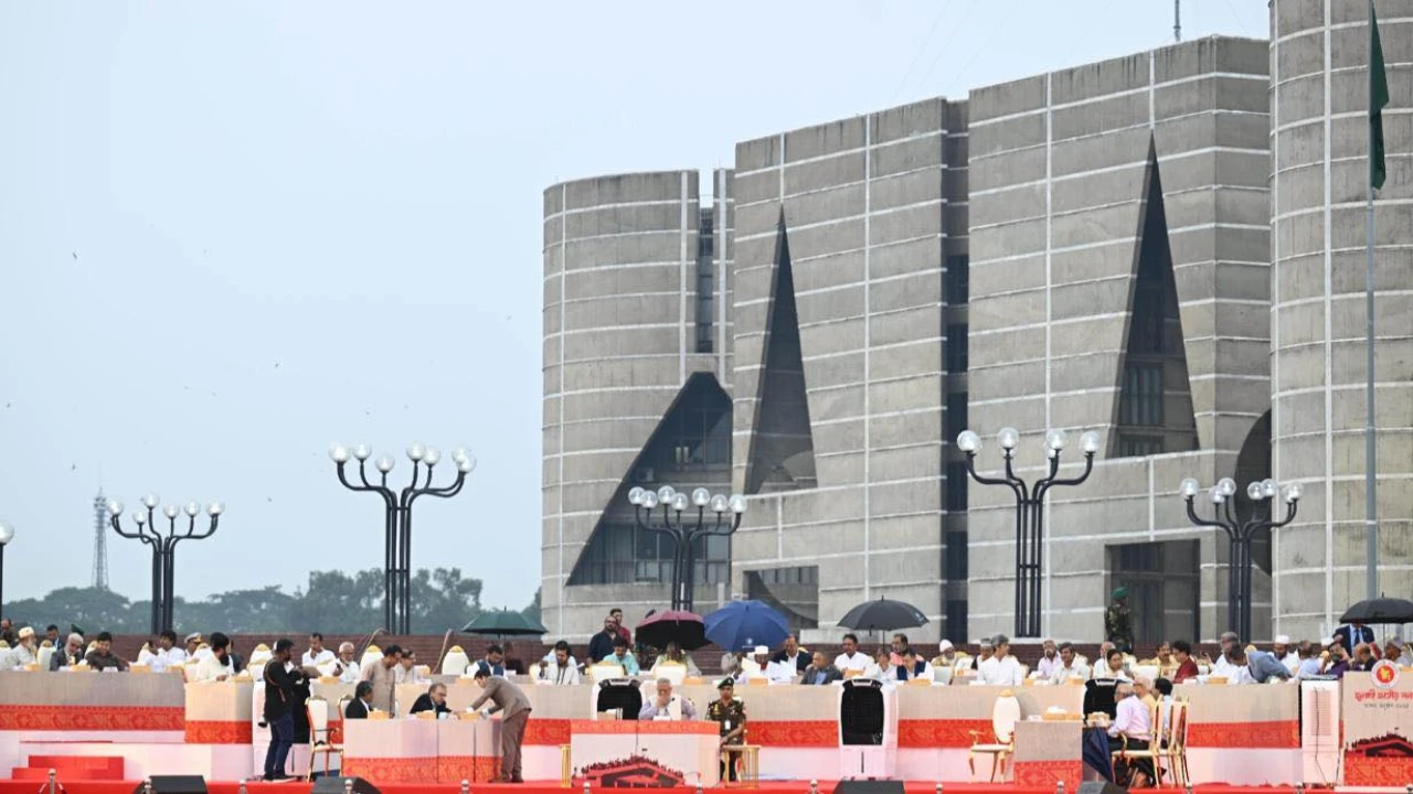জুলাই সনদ স্বাক্ষর অনুষ্ঠানস্থলে প্রধান উপদেষ্টা ও অতিথিরা