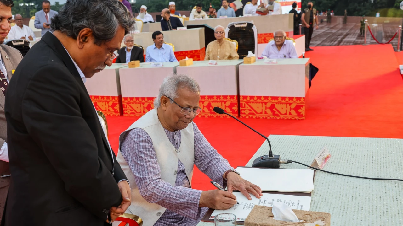 জুলাই জাতীয় সনদে স্বাক্ষর করলেন প্রধান উপদেষ্টা ও রাজনীতিবিদেরা