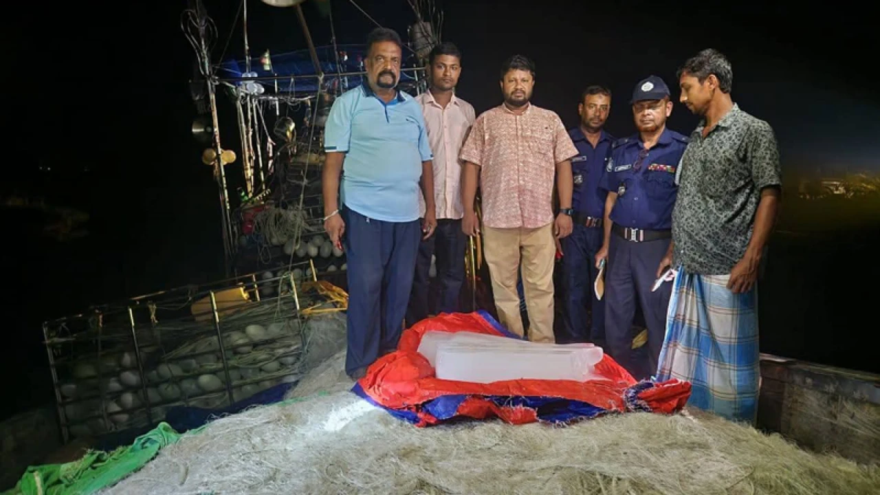 কক্সবাজার থেকে বরফ এনে লক্ষ্মীপুরে ইলিশ ধরার প্রস্তুতি 