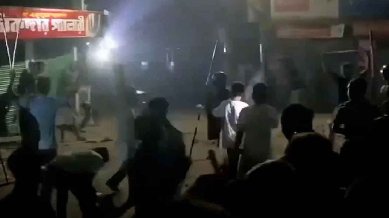 রাতে টর্চলাইট জ্বালিয়ে ২ গ্রামবাসীর সংঘর্ষ, আহত ৪০