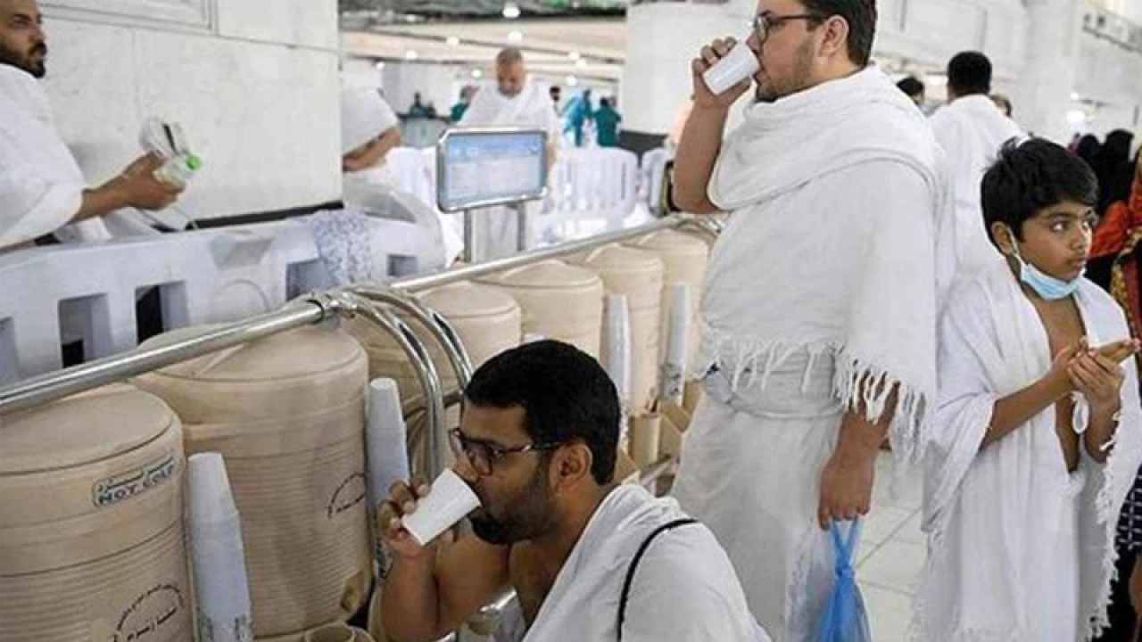 দাঁড়িয়ে পানি পান কি জায়েজ, ইসলাম কী বলে?