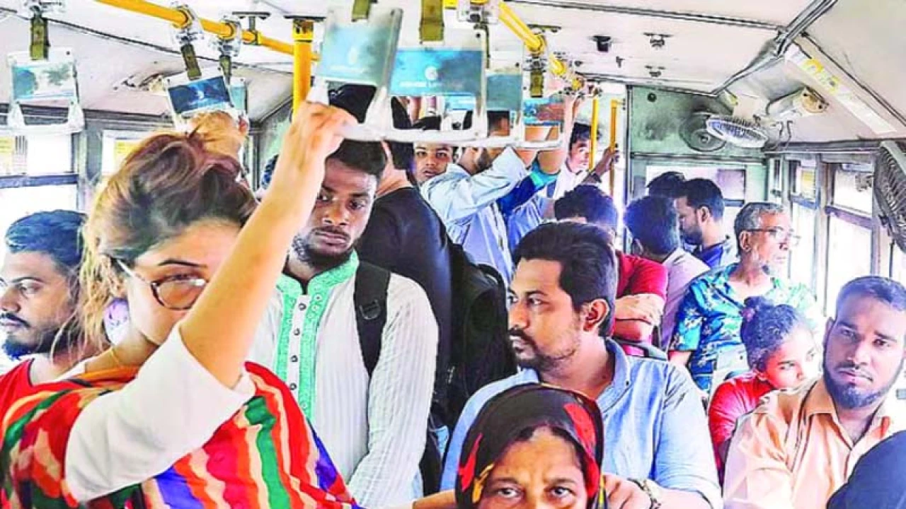 গণপরিবহনে বেড়েছে নারীর ভোগান্তি