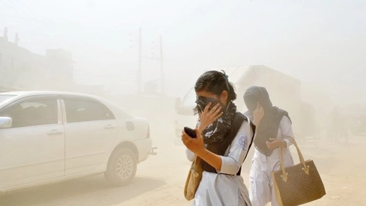 দূষণের শীর্ষে লাহোর, ঢাকার কী খবর?