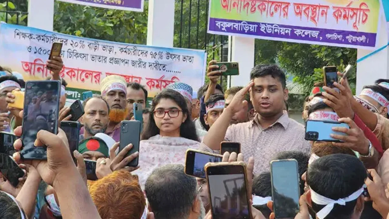 অনশনরত শিক্ষকদের পাশে হাসনাত ও জারা