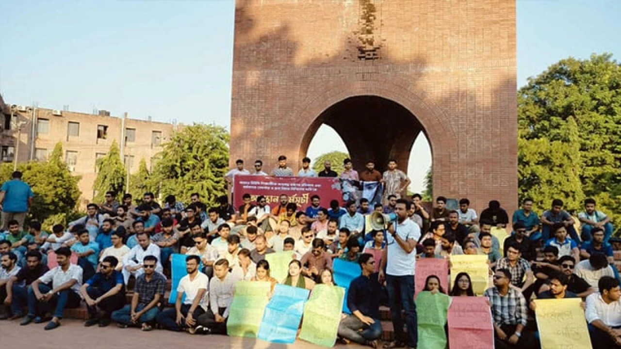 বিউপি শিক্ষার্থীকে ধর্ষণের প্রতিবাদে জাবি ছাত্রদলের অবস্থান কর্মসূচি 