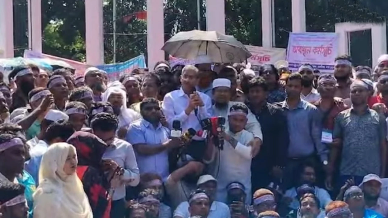 শিক্ষকদের আন্দোলনে একাত্মতা জানাতে শহীদ মিনারে বিএনপি 