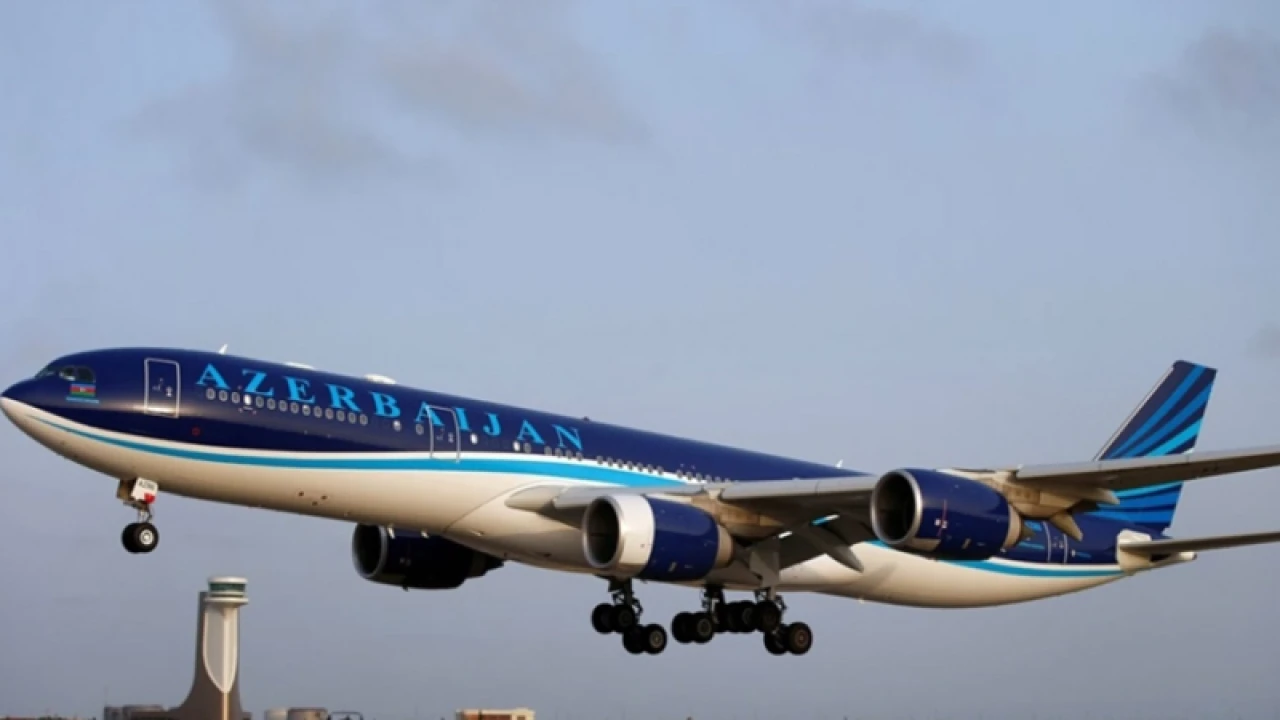 এবার অবতরণকালে রানওয়ে থেকে ছিটকে পড়ল যাত্রীবাহী বিমান