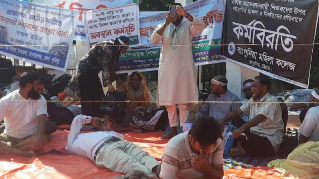 আমরণ অনশনে অসুস্থ হয়ে পড়েছেন ৬ শিক্ষক