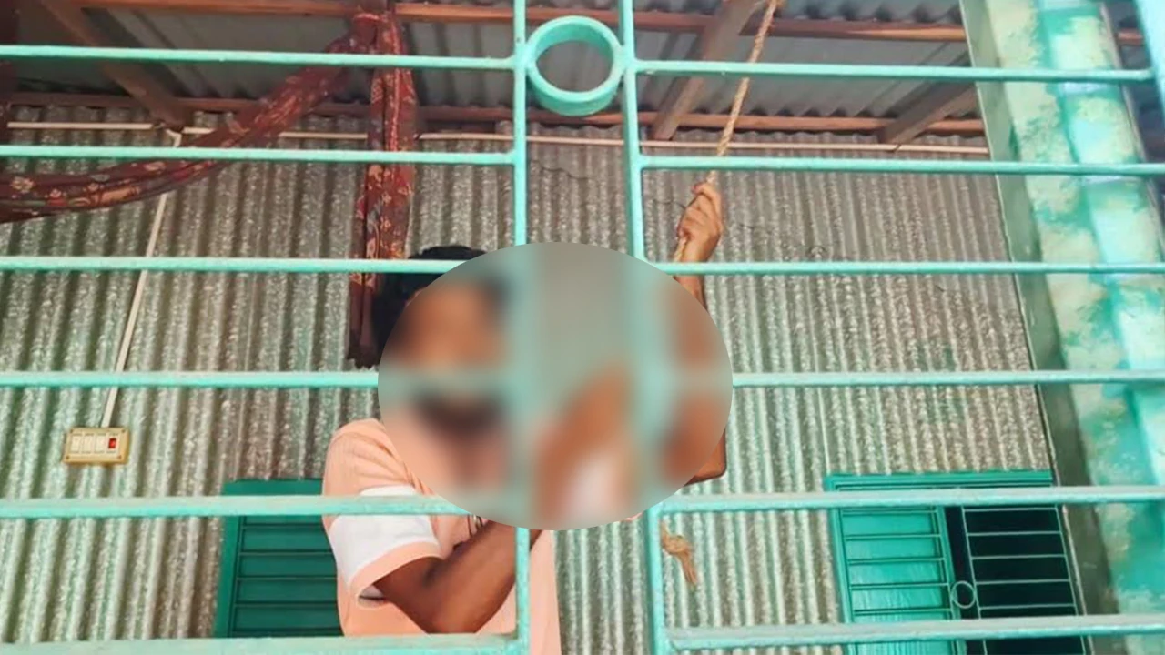 বিয়ের দাবিতে প্রেমিকার বাড়িতে প্রেমিকের অনশন 