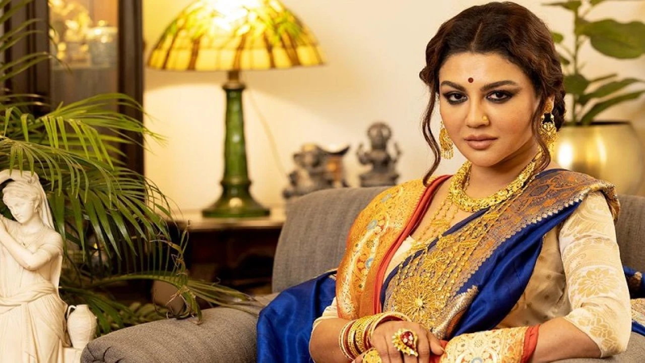 মায়ের বিয়ের শাড়িতে নিজেকে মেলে ধরলেন জয়া