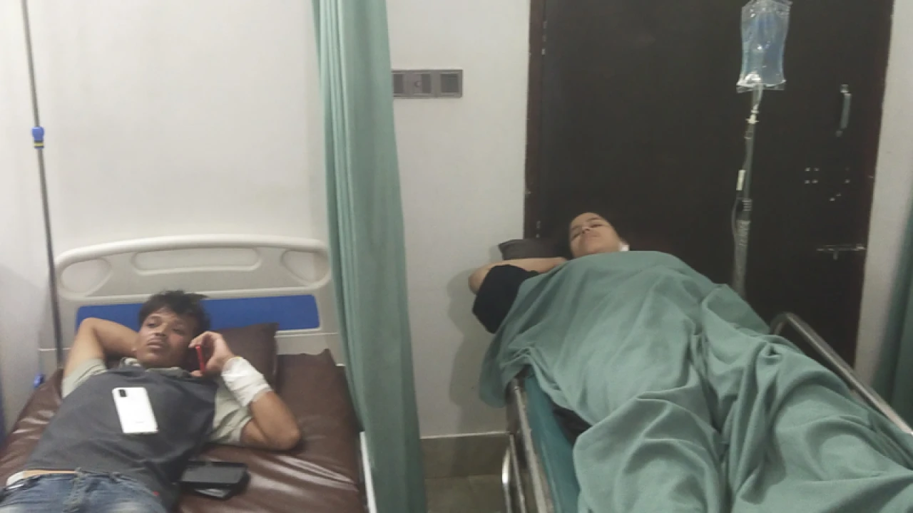 ছিনতাইকারীর হামলা, মোটরসাইকেল থেকে পড়ে দম্পতি আহত