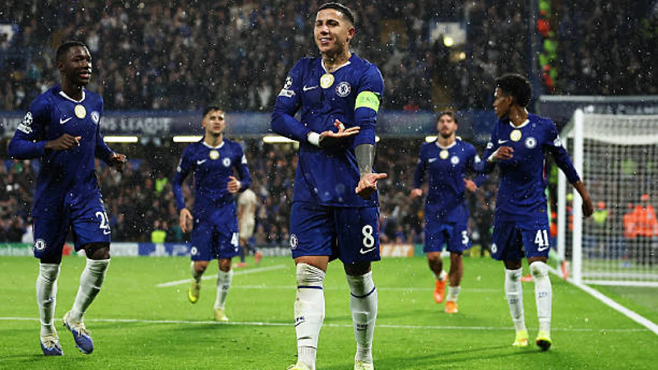 দশজনের আয়াক্সকে বিধ্বস্ত করল চেলসি