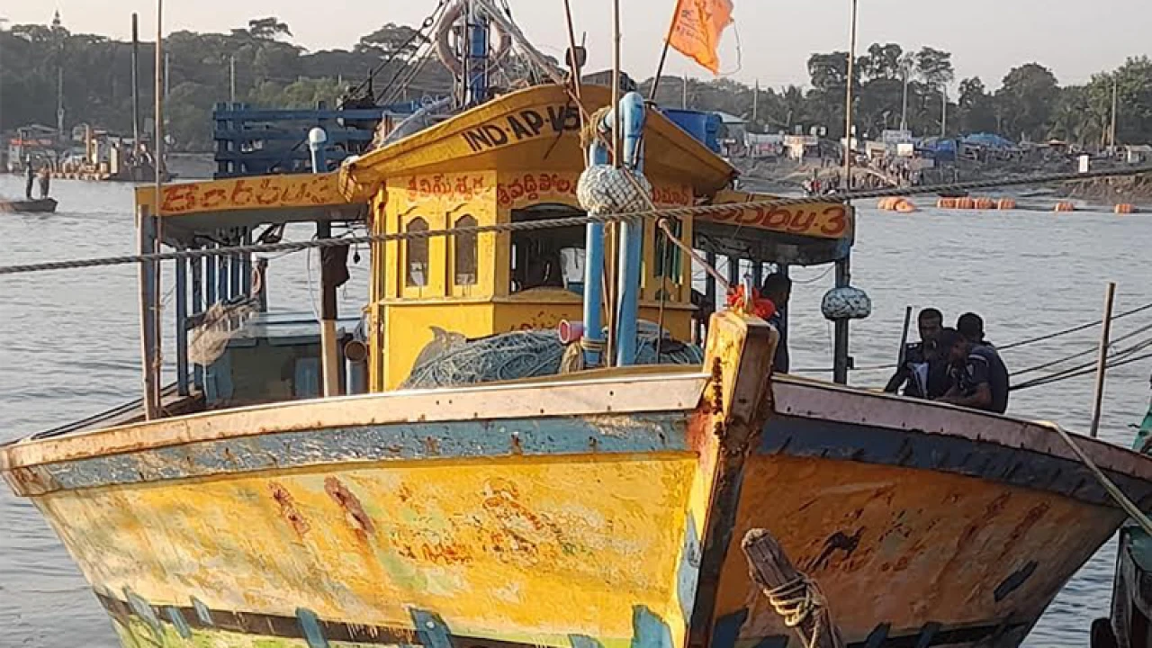 ৯ জেলেসহ ভারতীয় ফিশিং ট্রলার আটক করল নৌবাহিনী