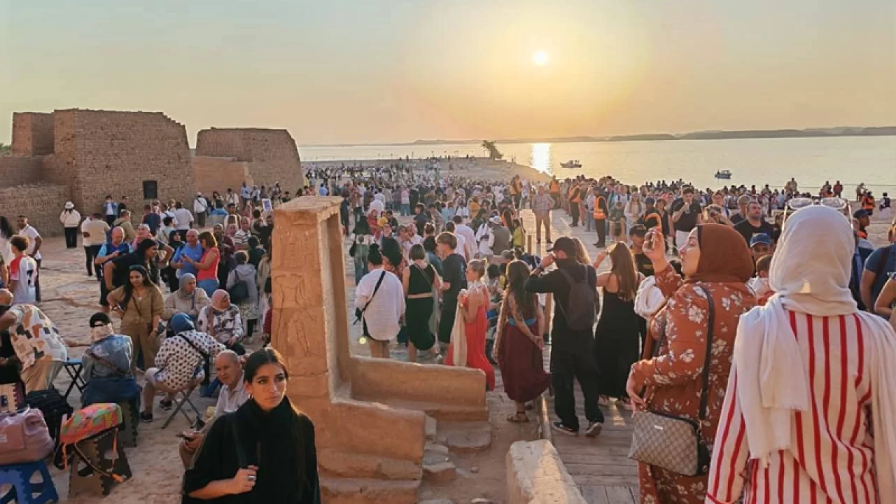 ফেরাউনের মুখে সূর্যের ছোঁয়া, দেখতে হাজারো মানুষের ভিড়