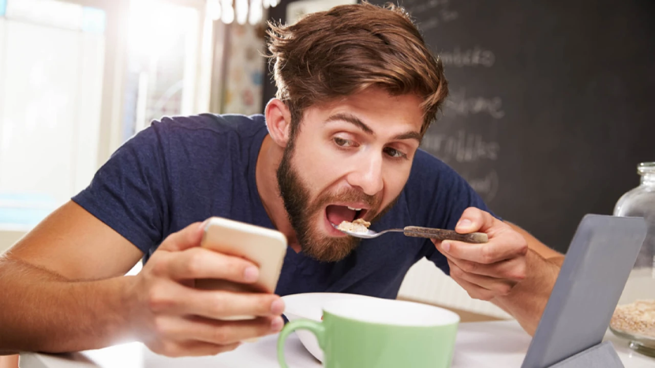 খাওয়ার সময় মোবাইল ব্যবহারের ঝুঁকি