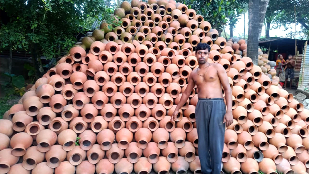 মাটির ভাঁড় তৈরিতে ব্যস্ত মৃৎশিল্পীরা