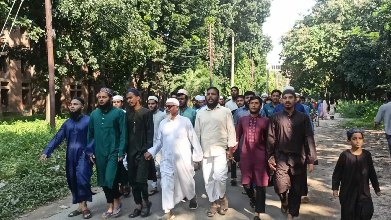 ইসকন নিষিদ্ধের দাবিতে জাবিতে বিক্ষোভ মিছিল