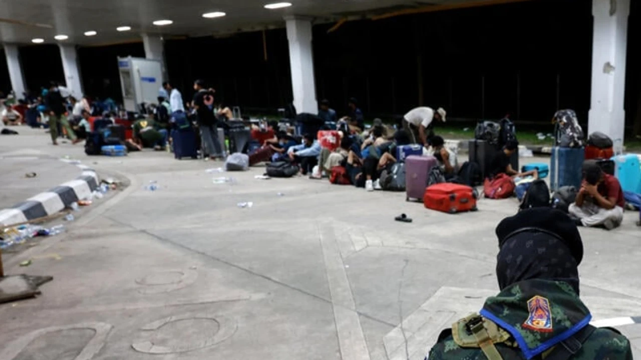 মিয়ানমারে সেনা অভিযান থেকে বাঁচতে থাইল্যান্ডে পালাচ্ছে মানুষ 