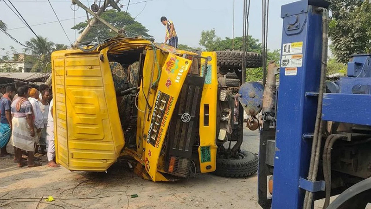 পাবনায় ট্রাকচাপায় স্কুল শিক্ষার্থীসহ নিহত ৩
