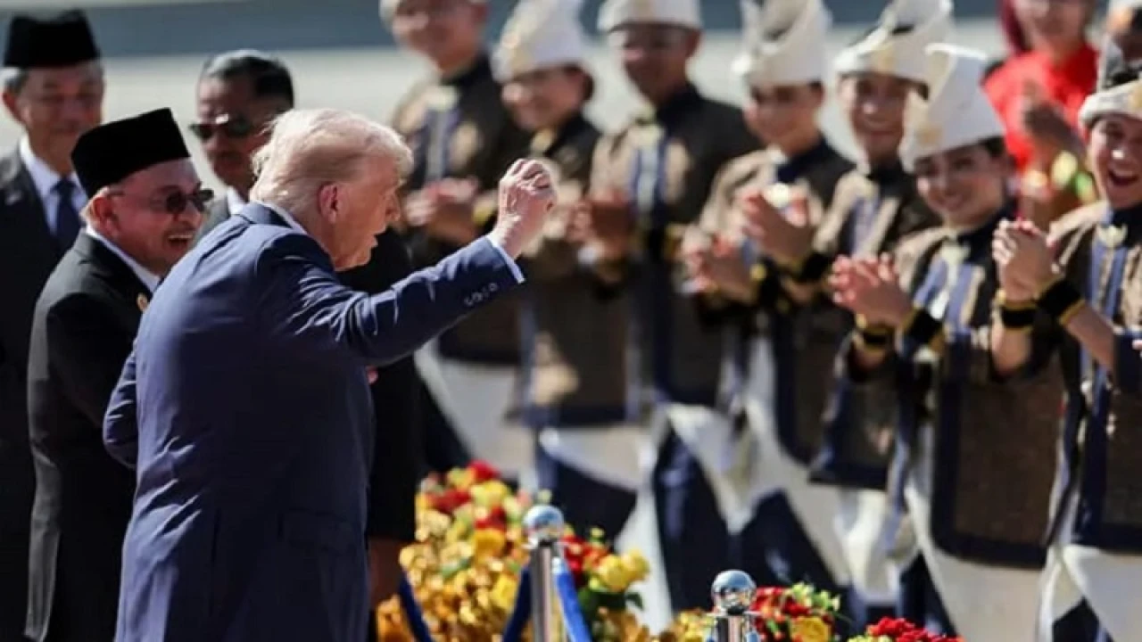 কুয়ালালামপুর বিমানবন্দরে নেমেই নাচলেন ট্রাম্প, ভিডিও ভাইরাল