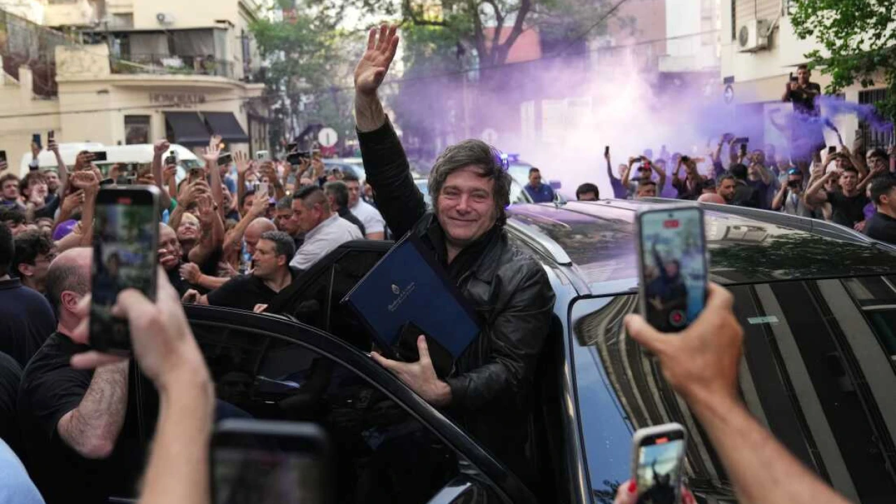 আর্জেন্টিনার নির্বাচনে হাভিয়ের মিলেইয়ের বিজয়ধ্বনি