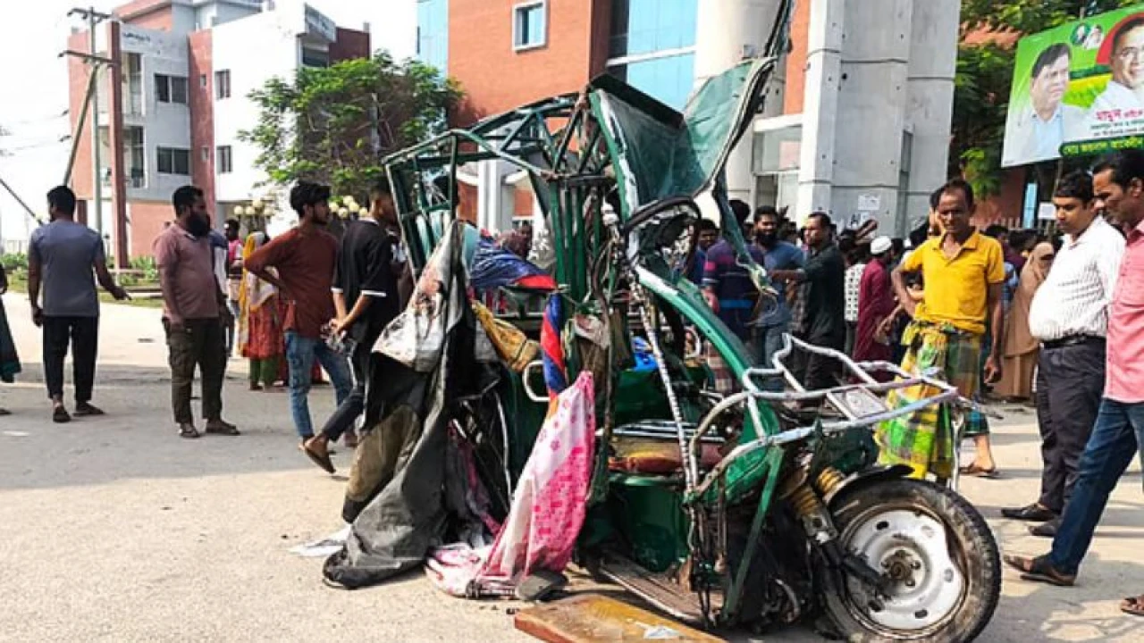 জামালপুরে কাভার্ডভ্যানের চাপায় ৫ জনের মৃত্যু 