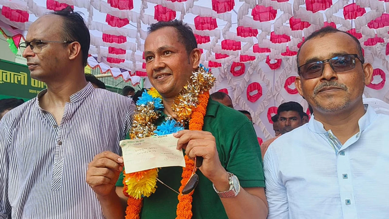 ‘নৌকার শ্লোগানদাতা’ বিএনপি নেতাকে দিলেন ১০ লাখ টাকার চেক!