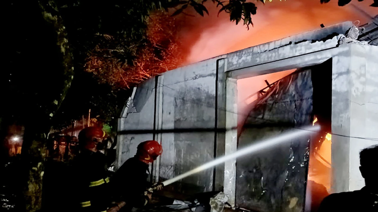 শ্রীপুরে ঝুট গুদামে আগুন