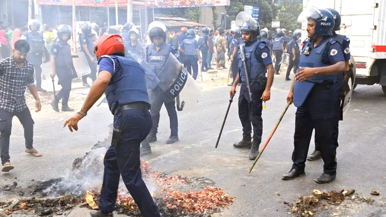 কারখানা খোলার দাবিতে মহাসড়কে বিক্ষোভ, পুলিশের সঙ্গে শ্রমিকদের সংঘর্ষ