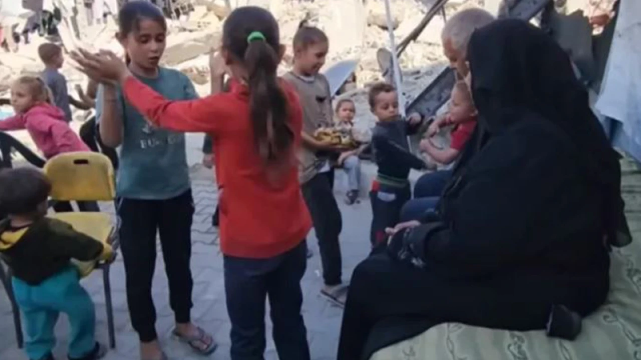 গাজায় ৩৬ এতিমের দায়িত্ব নিলেন এক দম্পতি