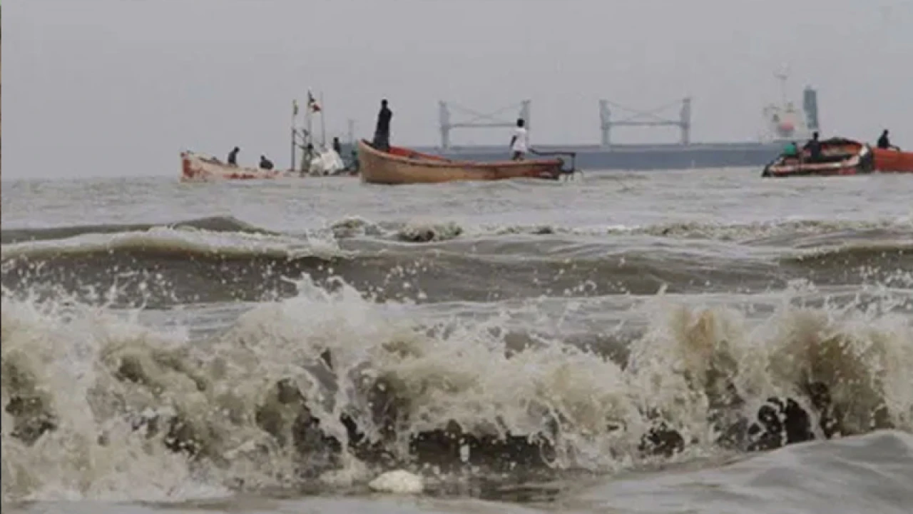 নামল সতর্কসংকেত, তবে গভীর সাগরে যেতে মানা