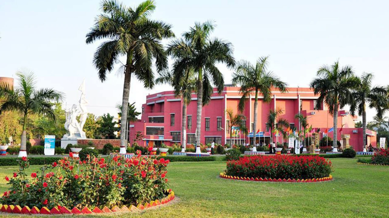 সহপাঠীদের গোপন ছবি তুলে সিনিয়র ভাইকে পাঠান বাকৃবি ছাত্রী