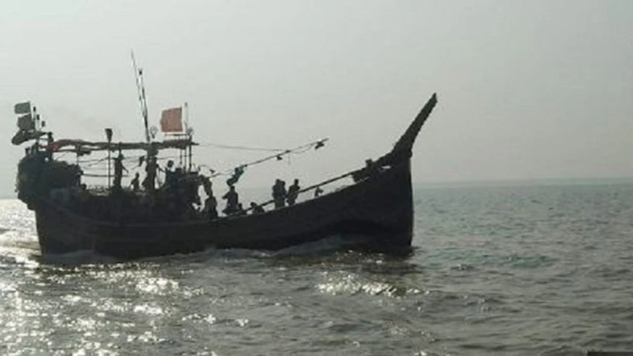 ট্রলারসহ আরও ৭ জেলেকে ধরে নিয়ে গেছে আরাকান আর্মি