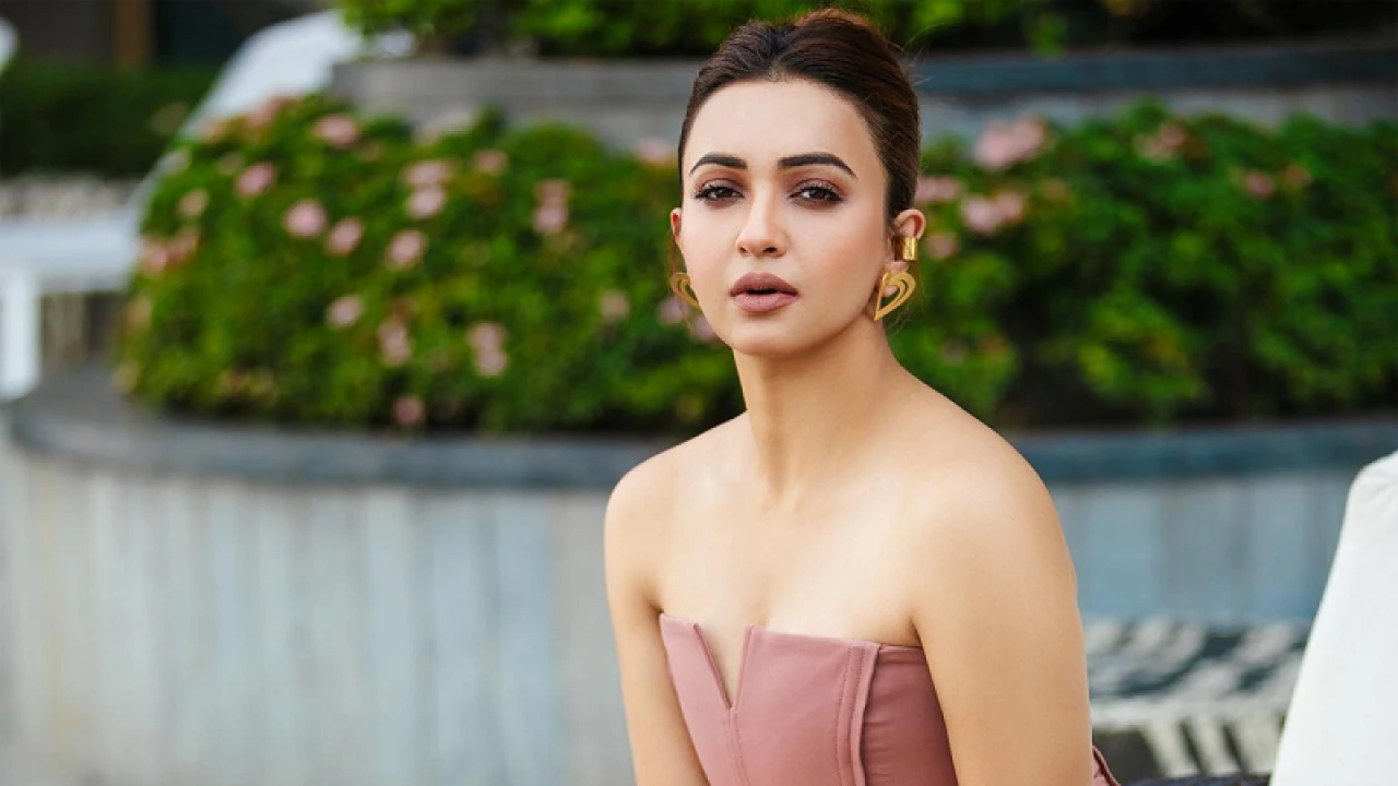 মঞ্চে লাগল আগুন, তবুও নাচ থামাননি কৌশানি